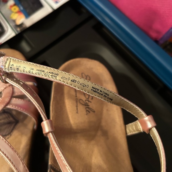 Sandals - Picture 2 of 3